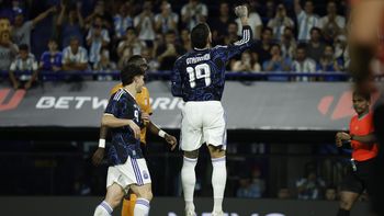 de penal, otamendi convirtio el tercer gol de argentina ante zambia de penal, otamendi convirtio el tercer gol de argentina ante zambia