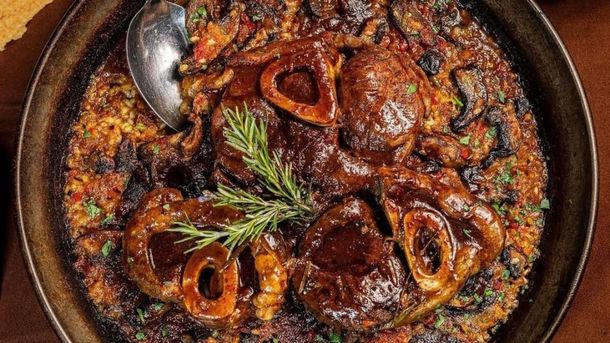La paella ibérica con ossobuco es una de las grandes atracciones de este bodegón. La paella ibérica con ossobuco es una de las grandes atracciones de este bodegón.