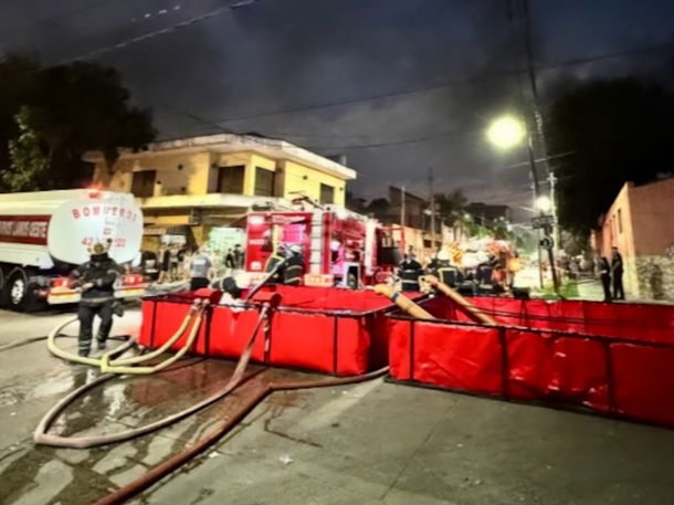 Se incendió un depósito de telas en Valentín Alsina: hay peligro de derrumbe