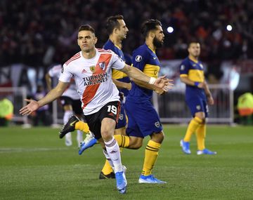 Rafael Santos Borré celebra la apertura del marcador