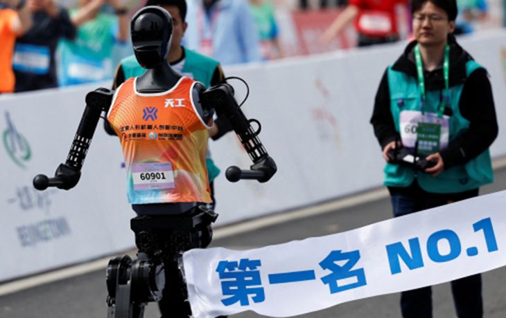 Realizaron en China la primera media maratón con atletas y robots humanoides