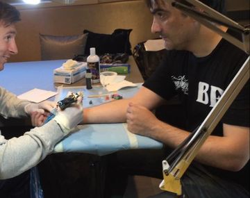 Sigue dibujando: Messi tatuó a su propio tatuador