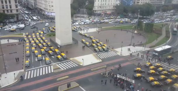 Nuevo corte de taxistas: forman una U, de Uber, alrededor del Obelisco