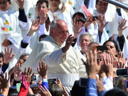 prohiben carteles sobre aborto, gays y campesinos por la visita del papa prohiben carteles sobre aborto, gays y campesinos por la visita del papa