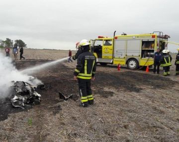 Una avioneta cayó en un campo en Santa Fe y murieron sus dos ocupantes