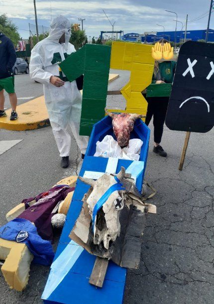 Hinchas de Aldosivi calentaron la previa del clásico marplatense con ataúdes para Alvarado