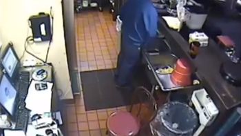 clausuran un local de pizza hut porque su encargado orino en una bacha de la cocina clausuran un local de pizza hut porque su encargado orino en una bacha de la cocina