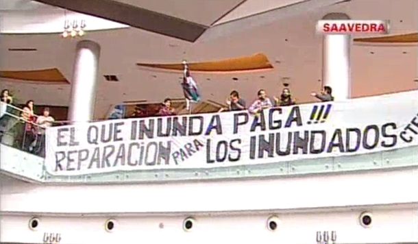 Realizan una protesta adentro del shopping Dot por las inundaciones