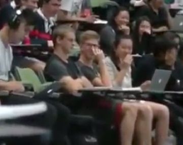 Miraba porno en clases pero sin auriculares