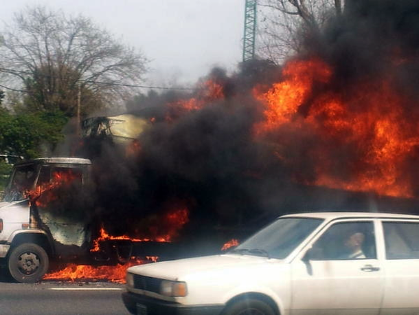 Se incendió un camión con autos en la Panamericana