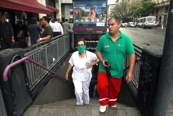 Interrumpieron subtes y trenes en Retiro por la nube tóxica