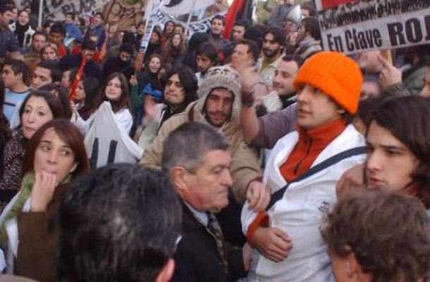 Aspiazu delante de los manifestantes antes de levantar la asamblea