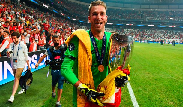 VIDEO: Un hincha lesionó a Adrián San Miguel en los festejos del Liverpool por la Supercopa
