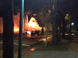¿volvieron los quemacoches? se incendiaron cuatro autos en vicente lopez ¿volvieron los quemacoches? se incendiaron cuatro autos en vicente lopez