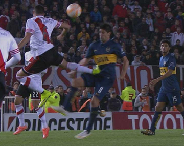 Mirá la terrible patada de Funes Mori a Pablo Pérez