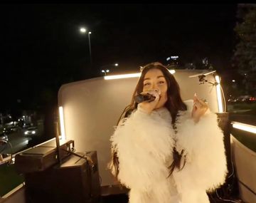 Arriba de un colectivo y con un show rodante