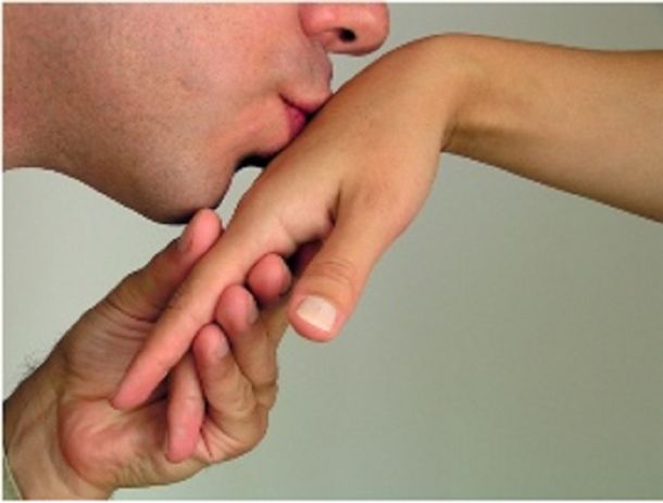 Condenan a un hombre por besarle la mano a una menor