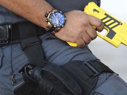 por primera vez, la policia de la ciudad uso la pistola taser por primera vez, la policia de la ciudad uso la pistola taser