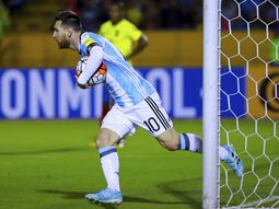 Con un triplete, Messi se lleva la pelota Con un triplete, Messi se lleva la pelota
