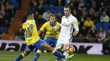 El galés Gareth Bale ante dos rivales de Las Palmas El galés Gareth Bale ante dos rivales de Las Palmas