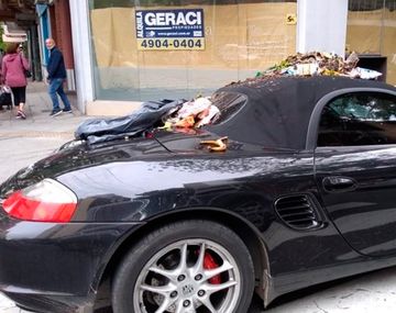 Dejó su Porsche en la senda peatonal y se lo llenaron de basura