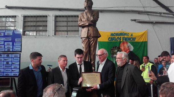 Boca le hizo un homenaje a Carlos Bianchi con una estatua para reconocerle el trabajo bien hecho.