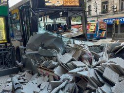 Inhabilitan a colectivero drogado que chocó una pila de baldosas