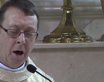 Furor en la web por el cura que sorprendió con un cántico en pleno casamiento