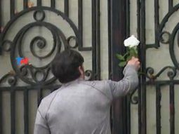 Una flor en la puerta de la casa de Indio Solari