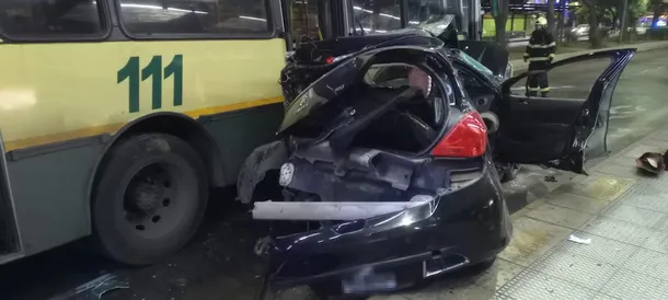 Un autobús de la línea 111 y un automóvil negro chocaron en Palermo (SAME). Un autobús de la línea 111 y un automóvil negro chocaron en Palermo (SAME).