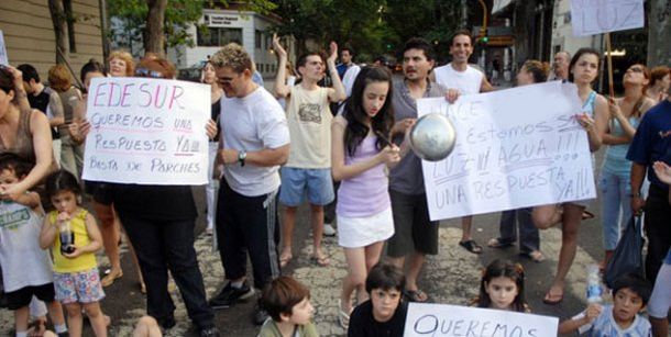 Vecinos de Flores protestan por los cortes de energía