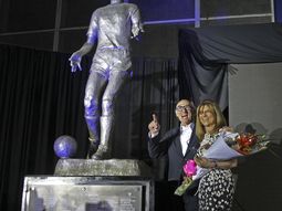 merecido homenaje: bianchi ya tiene su estatua en velez merecido homenaje: bianchi ya tiene su estatua en velez