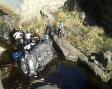 Desbarrancó auto: cuatro muertos