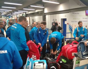El equipo argentino de Copa Davis embarcando en Zagreb