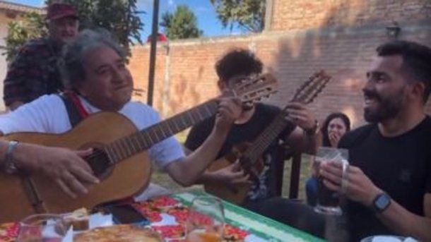 Carlos Tevez se sumó a una guitarreada en Santiago del Estero