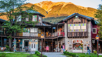El pueblo pequeño entre árboles y montañas que es imperdible