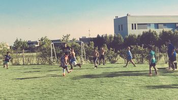 Diego Maradona, jugando con Benjamín Diego Maradona, jugando con Benjamín