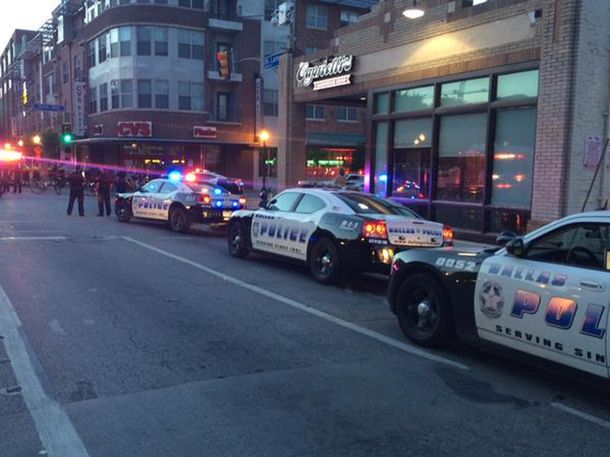 El atacante de Dallas se atrincheró en su camioneta mientras negocia con la policía