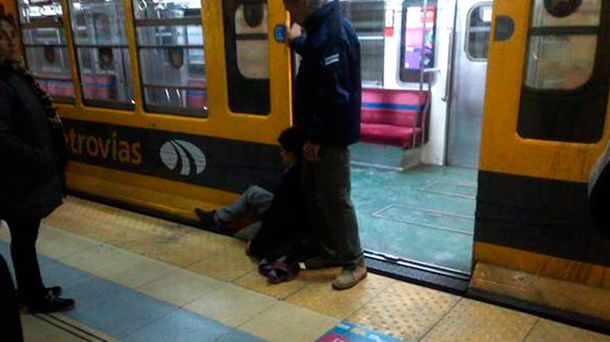 La línea B estuvo demorada 4 horas porque un hombre quedó con el pie atascado en el andén