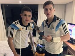 Con muletas, Tomás Conechny Con muletas, Tomás Conechny