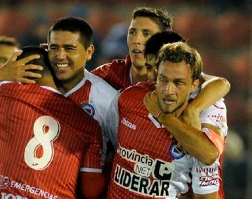 El Argentinos de Riquelme derrotó a Ferro y acaricia el ascenso