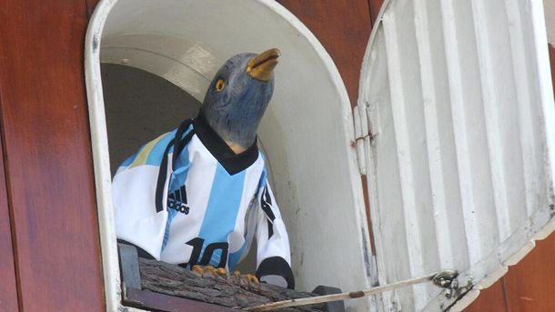 Ya es un hincha más: visiteron con la camiseta de Argentina al Cu-Cú de Carlos Paz