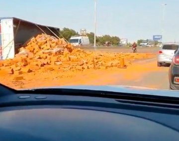 Caos en la autopista Buenos Aires-La Plata por el vuelco de un camión cargado con ladrillos
