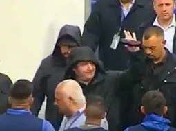 Milei fue a votar a Boca y fue recibido con silbidos e insultos de los hinchas