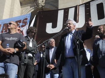 Paro y marcha de los gremios judiciales porque el Gobierno negó fondos a la Corte para salarios