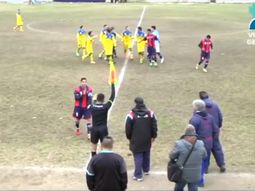 sin codigos: tenian que devolverle la pelota al contrario, pero le hicieron un gol sin codigos: tenian que devolverle la pelota al contrario, pero le hicieron un gol