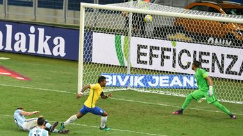 Paulinho metió el tercero de Brasil ante Argentina en Belo Horizonte por Eliminatorias Paulinho metió el tercero de Brasil ante Argentina en Belo Horizonte por Eliminatorias