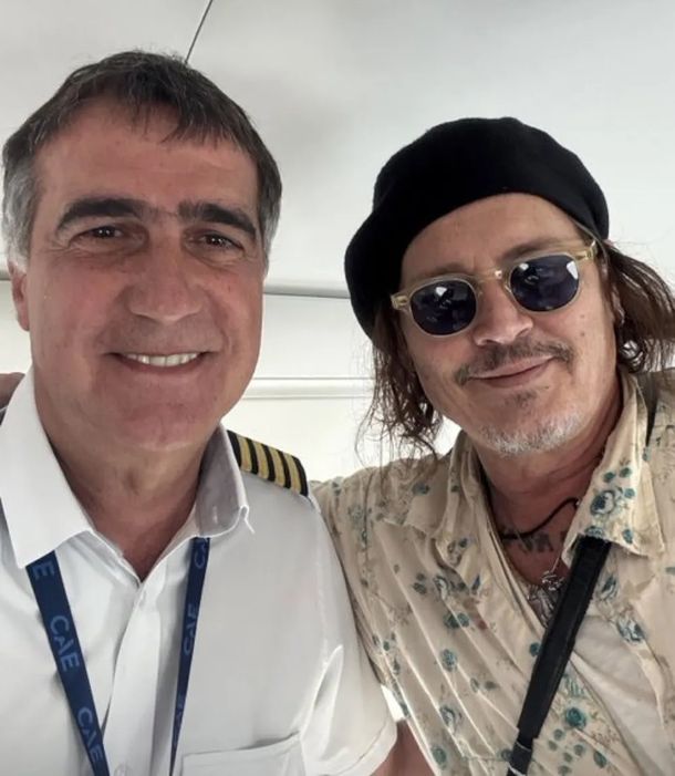 Las fotos de Antonio Laje junto a Johnny Depp tras pilotear el avión que lo trajo a la Argentina