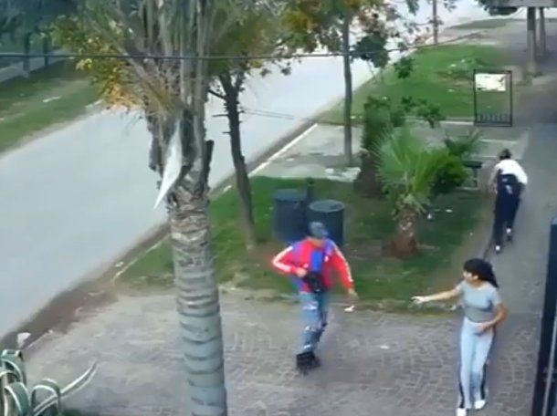 Video: le robaron a una pareja en Merlo y él salió corriendo