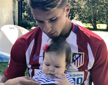 El joven, con la camiseta del equipo de su padre